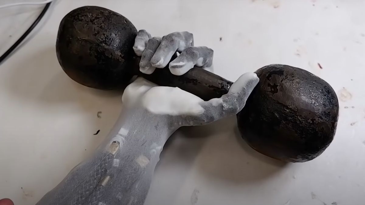 Robotic Arm Able To Lift Dumbbell With Synthetic Muscle